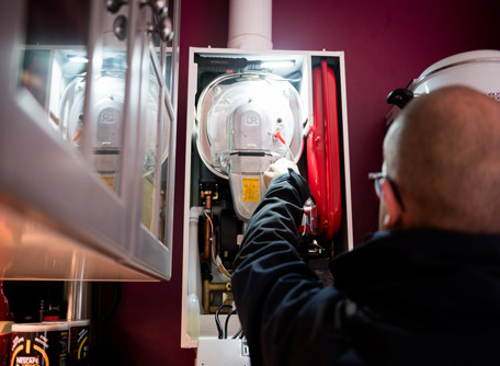 Visite d'entretien d'une chaudière par un technicien chauffagiste - Chauffage du Nord